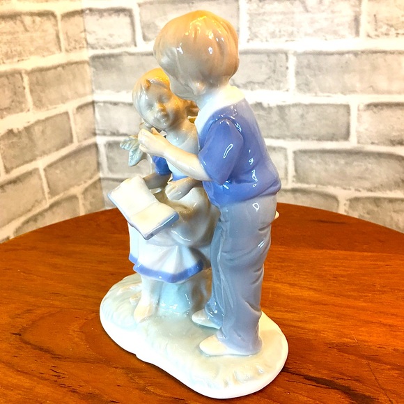 Ceramic Children at Story Time - Picture 3 of 10